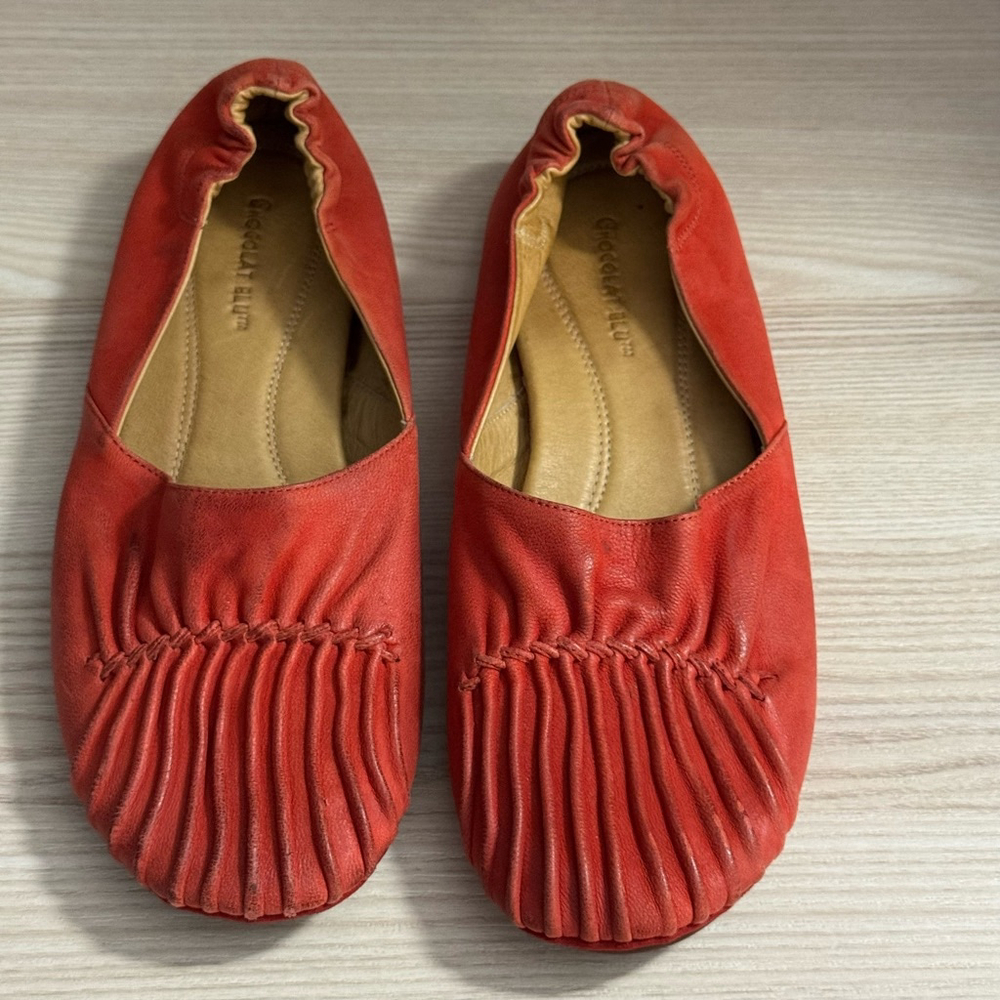 Chocolate Blu Cam Red Leather Pleated Front Slipon Flat Size 8